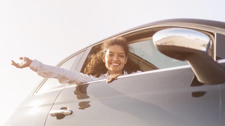 Laver sa voiture en plein soleil : bonne ou mauvaise idée avec un shampoing carrosserie ?