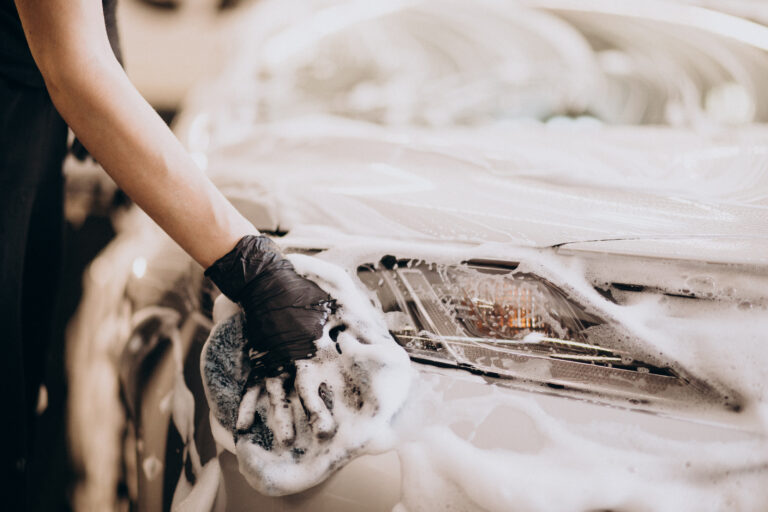 Lavage à la main ou au karcher : quel shampoing carrosserie utiliser ?