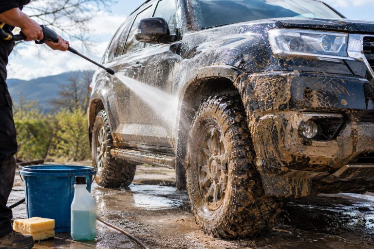 Quel type de shampoing carrosserie choisir pour nettoyer un 4×4 couvert de boue ?
